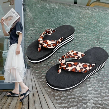 2023 Новые модные шлепанцы на высоком каблуке, противоскользящая женская летняя одежда, пляжные сандалии в корейском стиле для студентов
