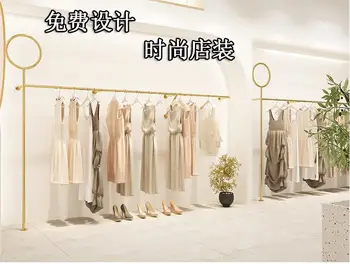 На витрине магазина одежды витрина вешается на стену, а полки магазина женской одежды служат декором