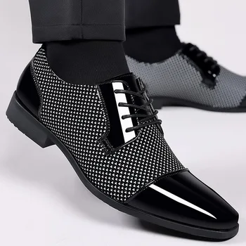 Новинка 2023 года, Трендовые Классические Мужские Модельные туфли для Мужчин, Оксфорды, Туфли из лакированной Кожи На Шнуровке, Официальные Черные Кожаные Туфли для Свадебной вечеринки