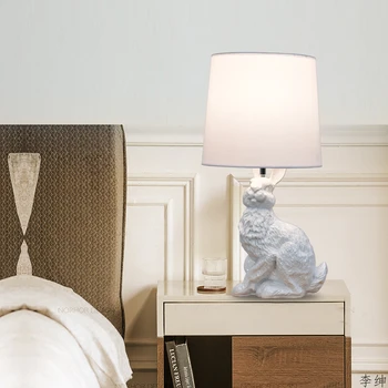 Настольная лампа с кроликом Светодиодная лампа в скандинавском стиле с животными Прикроватная лампа для спальни Украшение гостиной Светильники из смолы Промышленные лампы для тумбочек